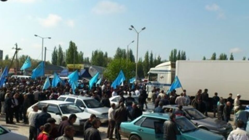 На границе с Херсонской областью сейчас находятся около тысячи авто с крымскотатарскими флагами