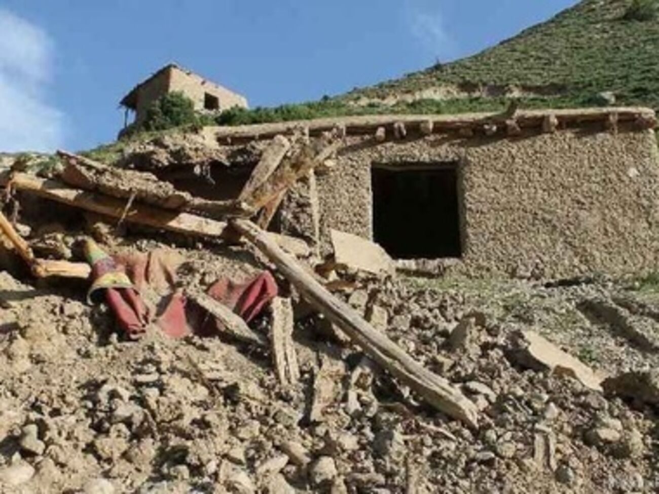 Оползень в Афганистане разрушил более 300 домов