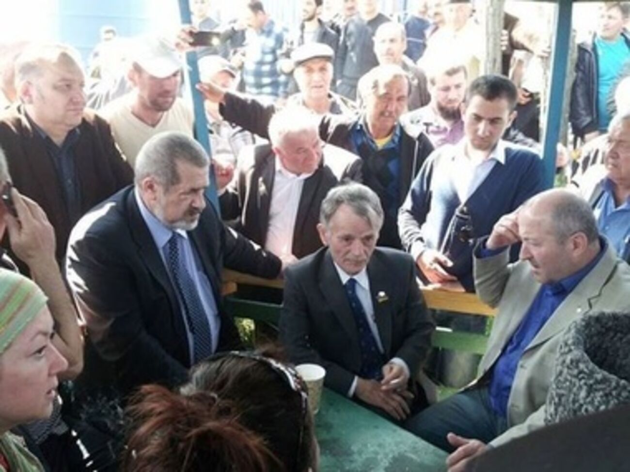 Лидер крымскотатарского народа Мустафа Джемилев и глава Меджлиса Рефат Чубаров возле пропускного пункта на границе с Крымом.