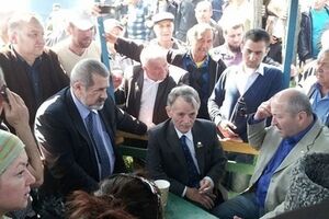 Лидер крымскотатарского народа Мустафа Джемилев и глава Меджлиса Рефат Чубаров возле пропускного пункта на границе с Крымом.