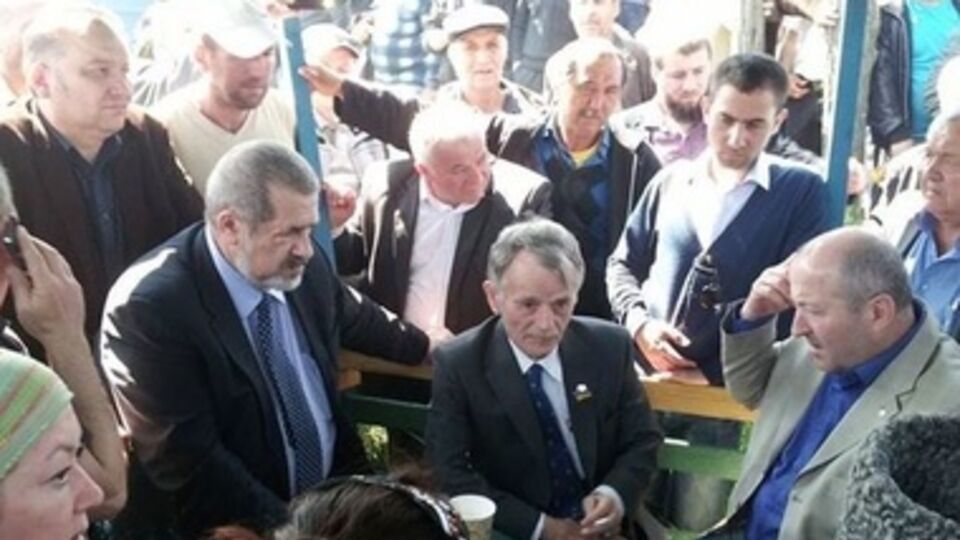 Лидер крымскотатарского народа Мустафа Джемилев и глава Меджлиса Рефат Чубаров возле пропускного пункта на границе с Крымом.