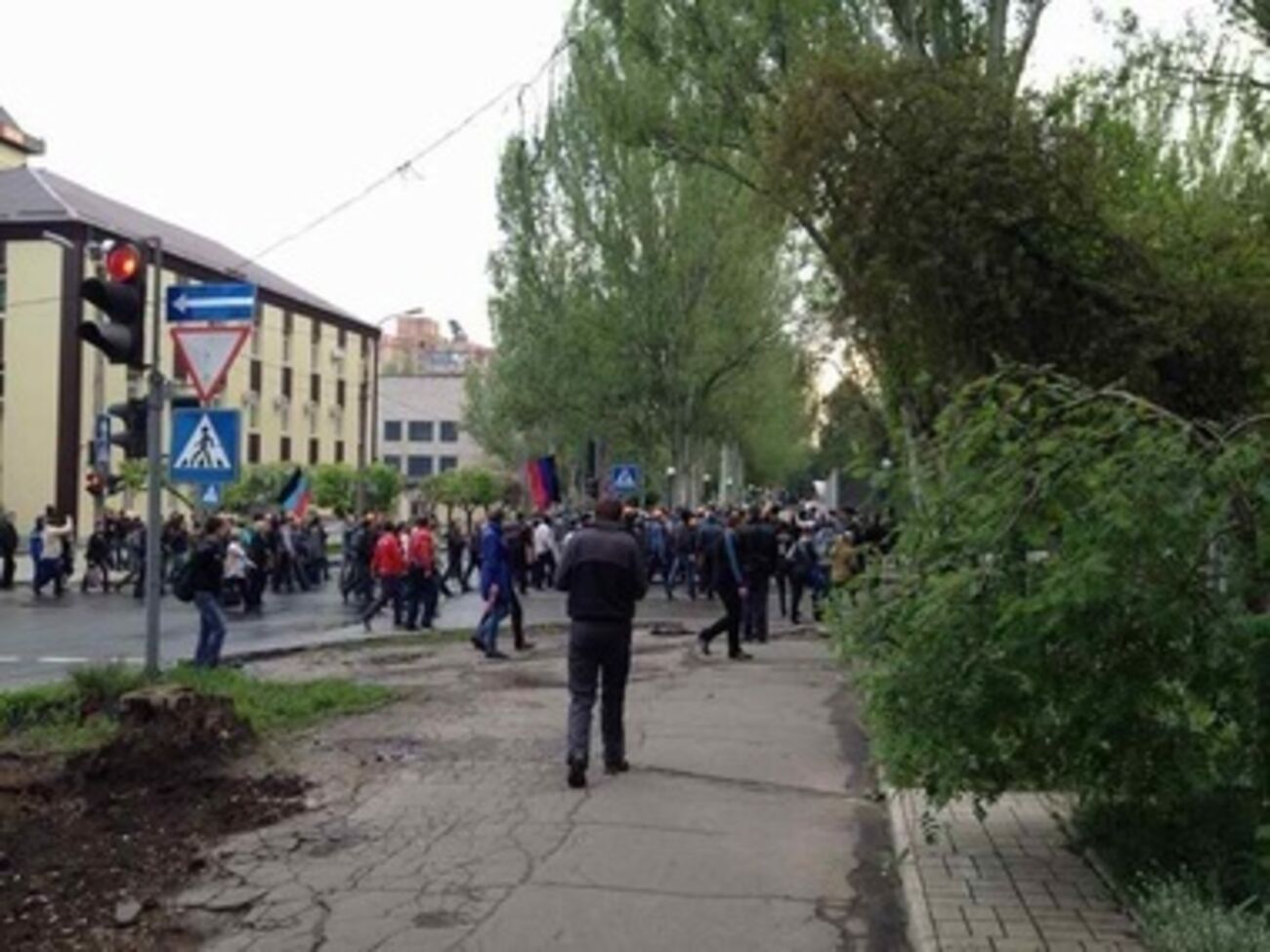 Люди продолжают подходить к захваченному зданию