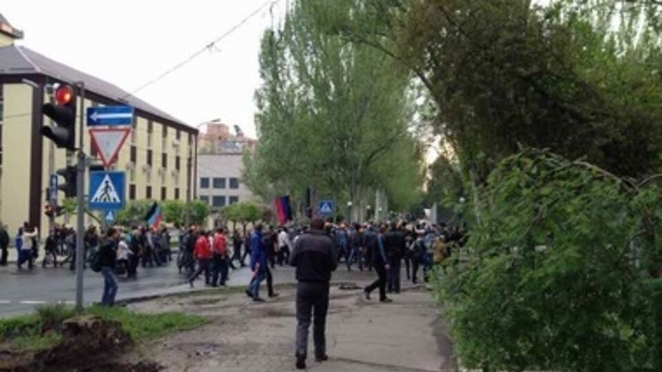 Люди продолжают подходить к захваченному зданию