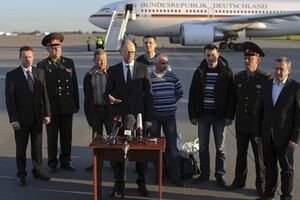 Премьер-министр Украины Арсений Яценюк в киевском аэропорту встретил военных инспекторов ОБСЕ