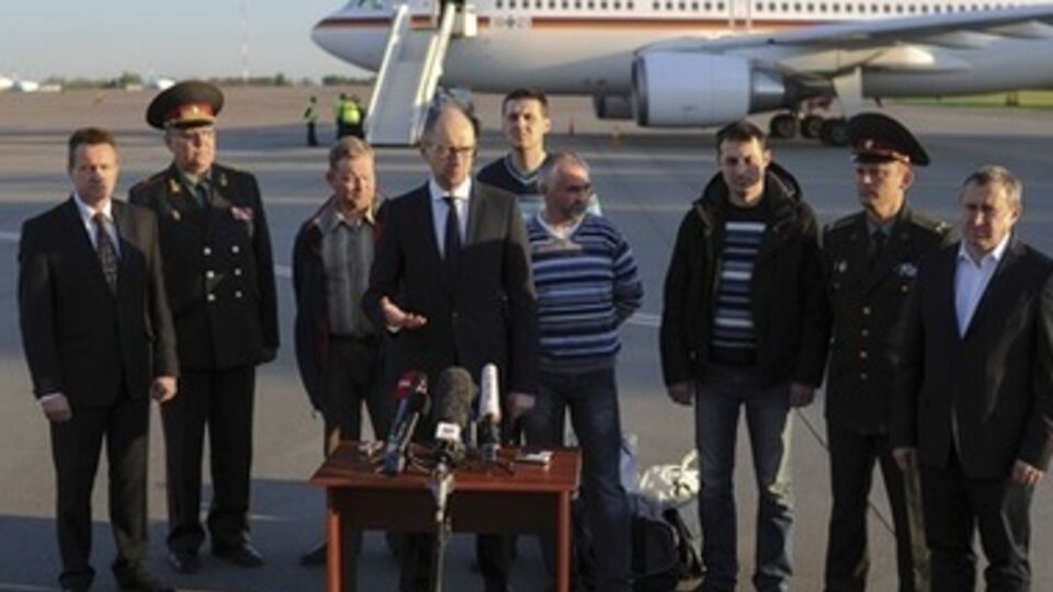 Премьер-министр Украины Арсений Яценюк в киевском аэропорту встретил военных инспекторов ОБСЕ