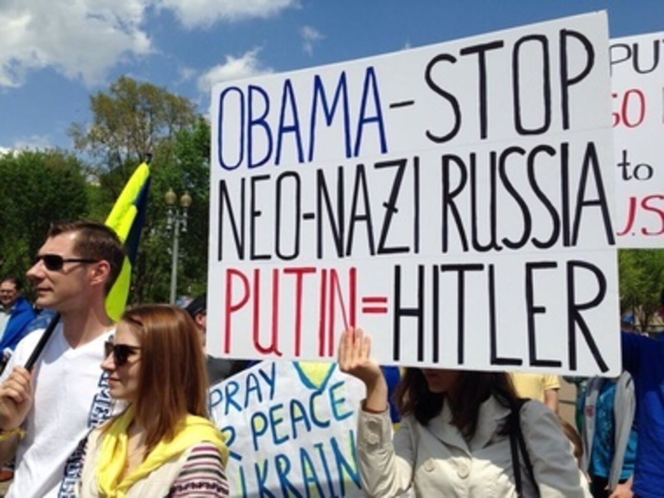 Митингующие сравнили Путина с Гитлером