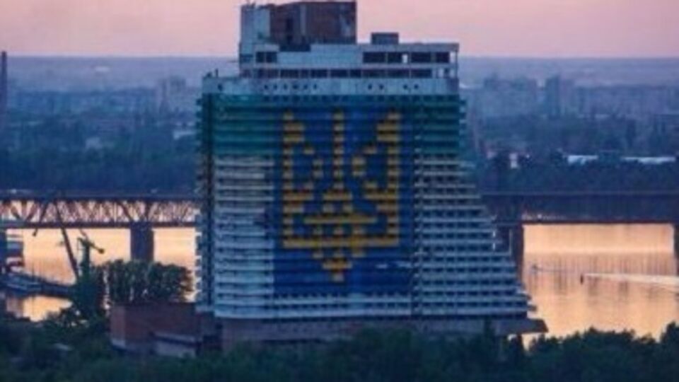 Стройка гостиницы стала полотном патриотических художников в Днепропетровске