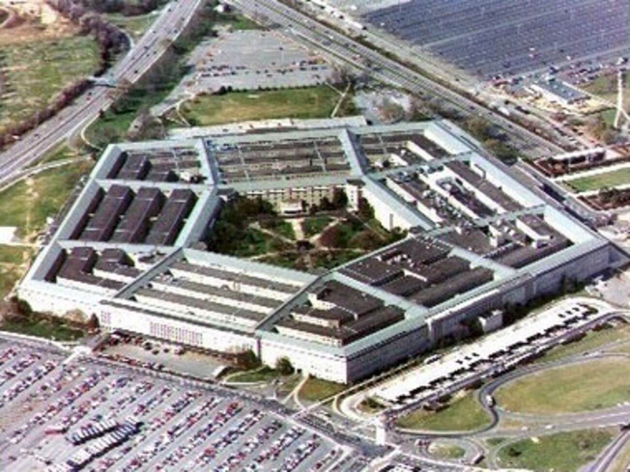 По информации Пентагона, тысячи российских военных остаются у границ Украины