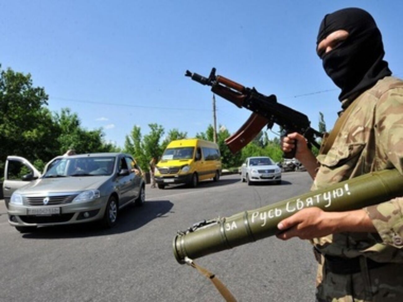 Террористы, окружившие горсовет, хорошо вооружены