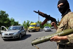 Террористы, окружившие горсовет, хорошо вооружены