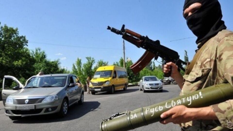 Террористы, окружившие горсовет, хорошо вооружены