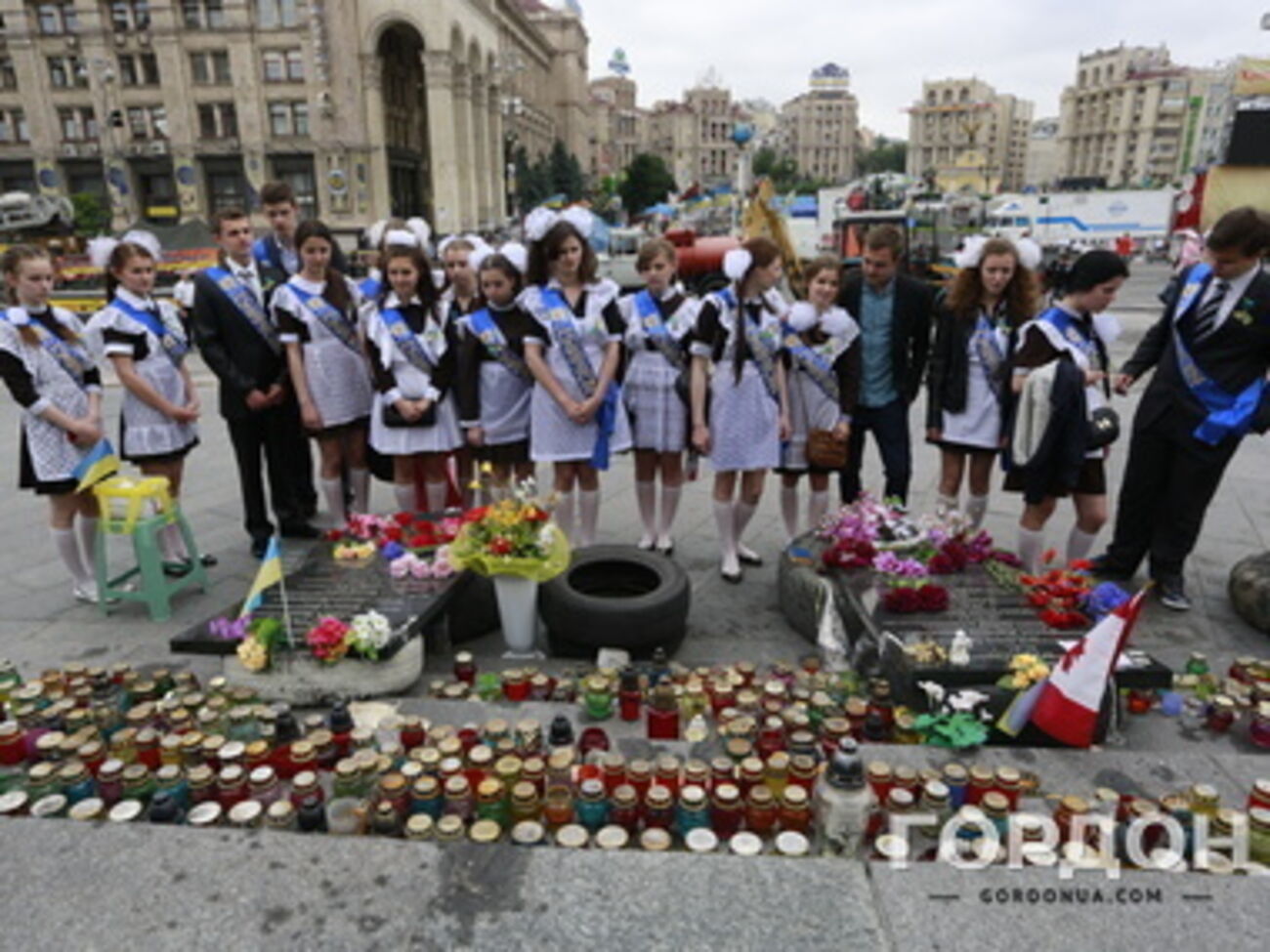 Выпускники поминают героев Небесной сотни на Майдане незалежности