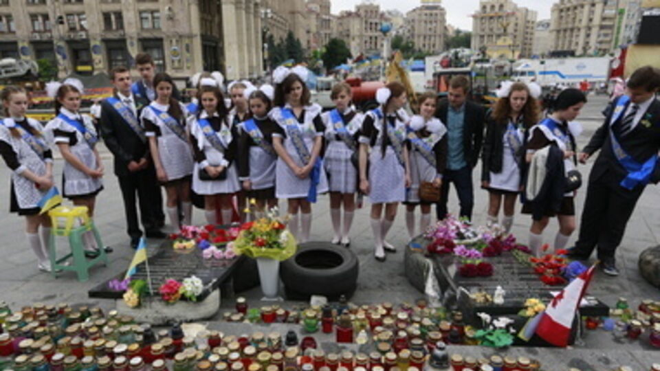 Выпускники поминают героев Небесной сотни на Майдане незалежности