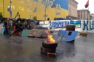 Возле ЦУМа горят два костра, в которые активисты периодически подбрасывают шины