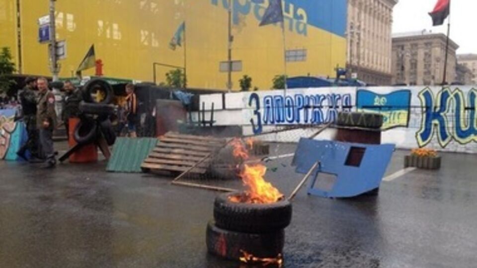 Возле ЦУМа горят два костра, в которые активисты периодически подбрасывают шины