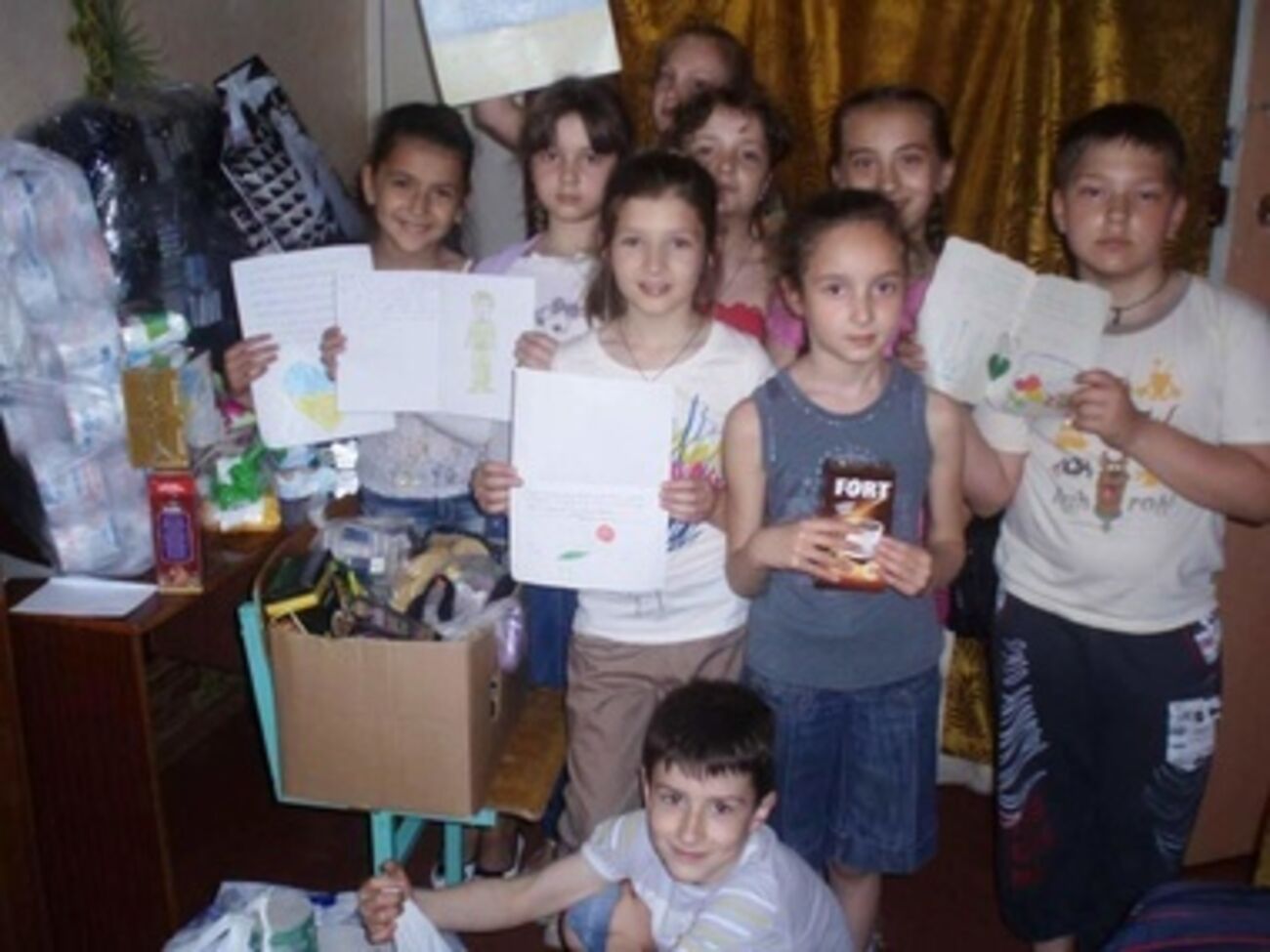 Дети передали военнослужащим свои письма с поддержкой и патриотичные рисунки