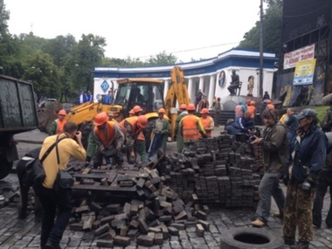 Баррикаду на Грушевского разбирают