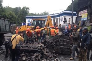 Баррикаду на Грушевского разбирают