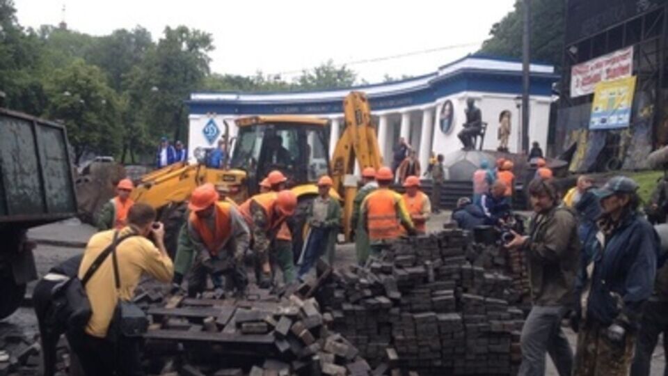 Баррикаду на Грушевского разбирают