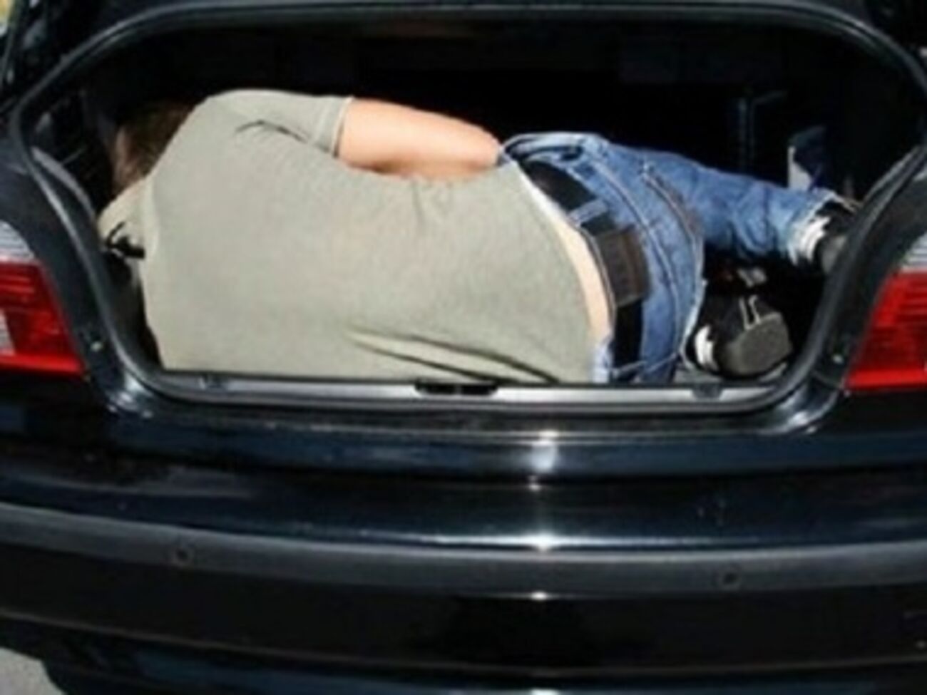 За похищенного милиционера вымогают миллион гривен