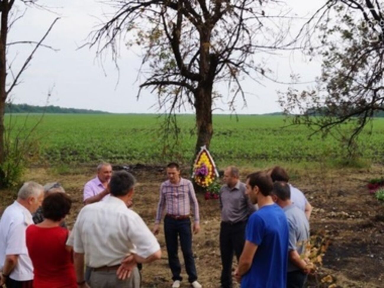 Жители Волновахи принесли цветы к месту трагедии
