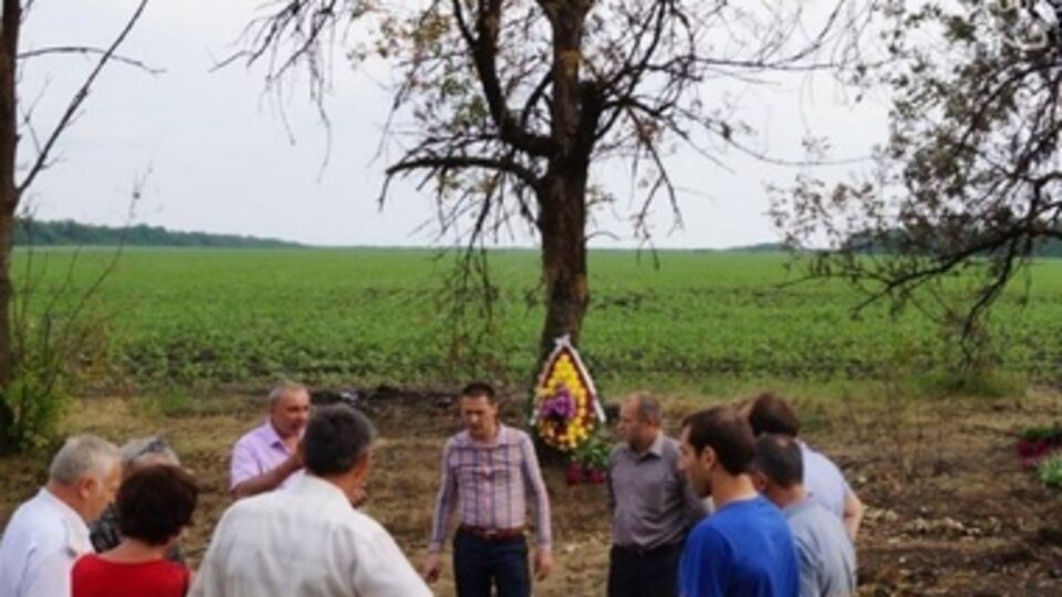 Жители Волновахи принесли цветы к месту трагедии