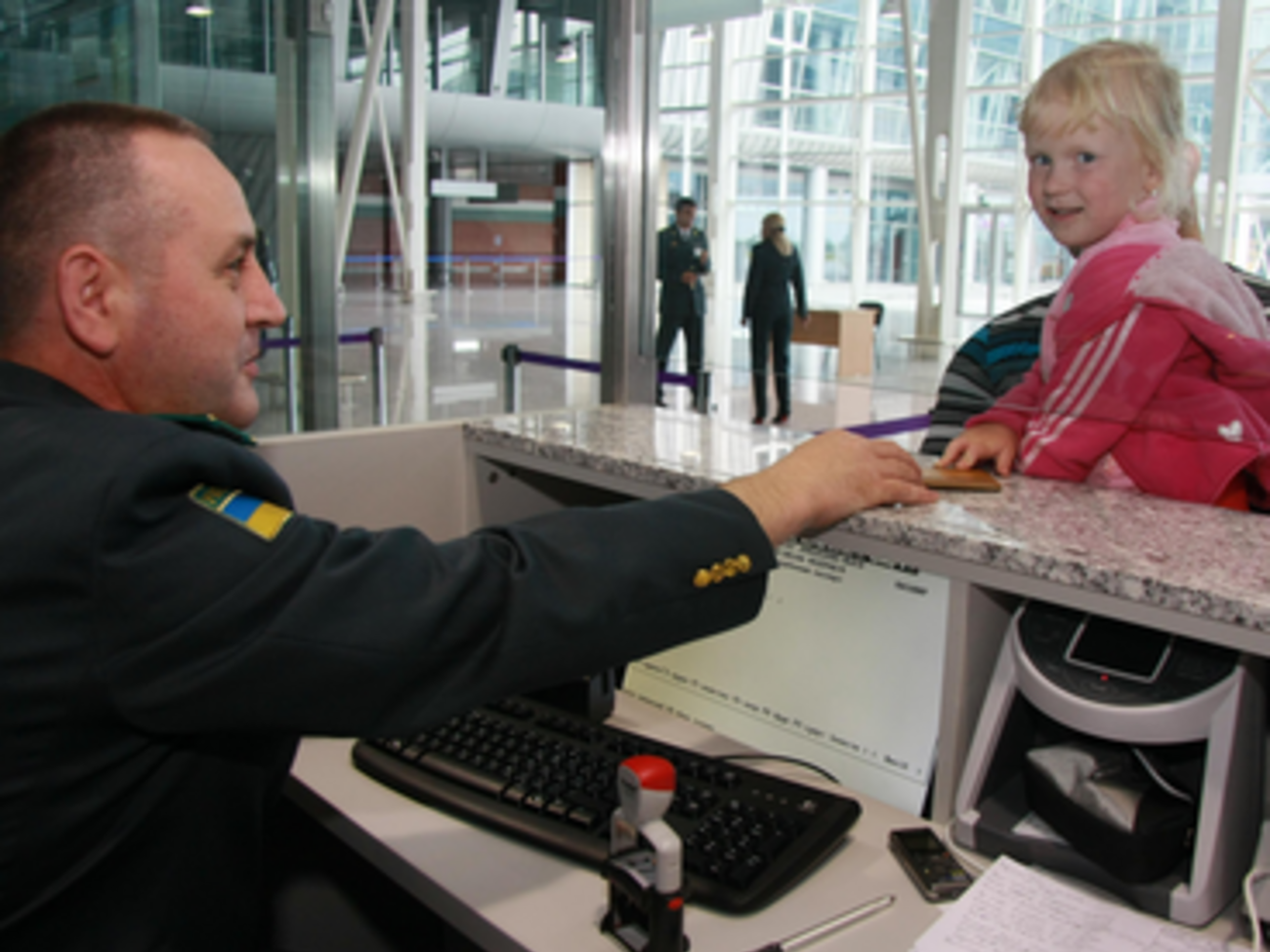 Госпогранслужба опровергла информацию российских СМИ о том, что дети вынуждены покидать Украину пешком