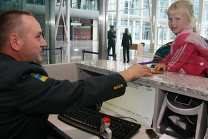 Госпогранслужба опровергла информацию российских СМИ о том, что дети вынуждены покидать Украину пешком