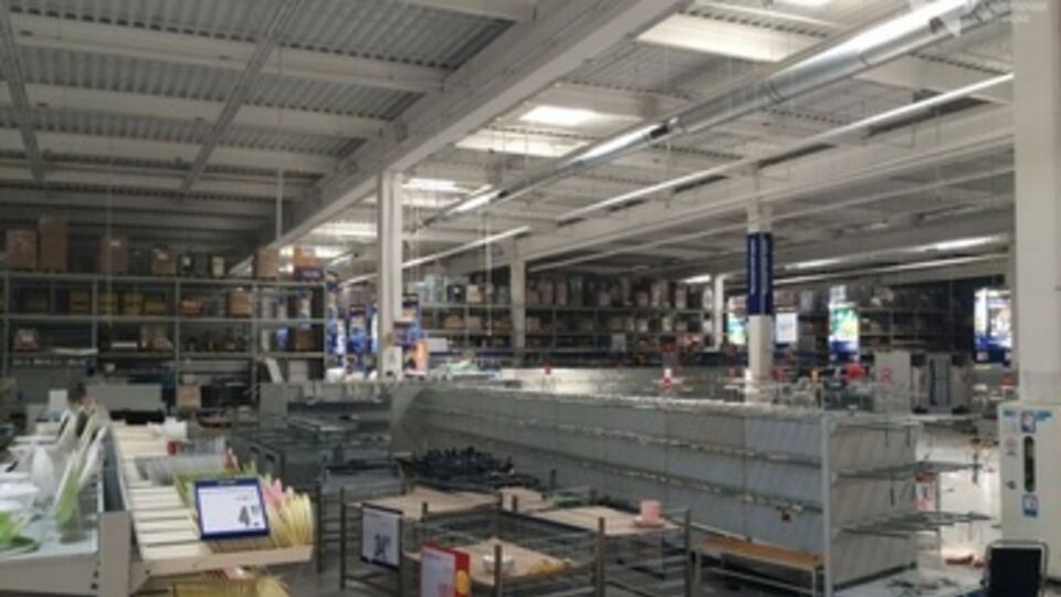 На полках в магазине почти ничего не осталось