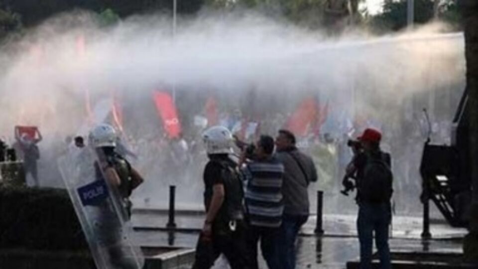 Полиция задействовала слезоточивый газ и водометы