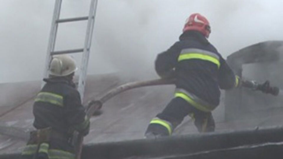 Пожарники потушили огонь до пол восьмого утра