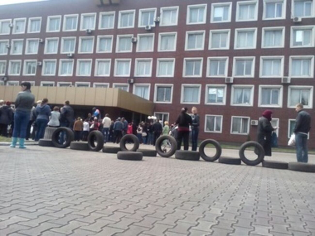 Под заводом в Енакиево собралось множество пророссийских активистов