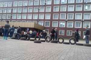 Под заводом в Енакиево собралось множество пророссийских активистов