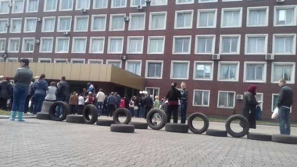 Под заводом в Енакиево собралось множество пророссийских активистов