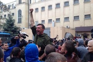 Пророссийские активисты штурмуют здание милиции