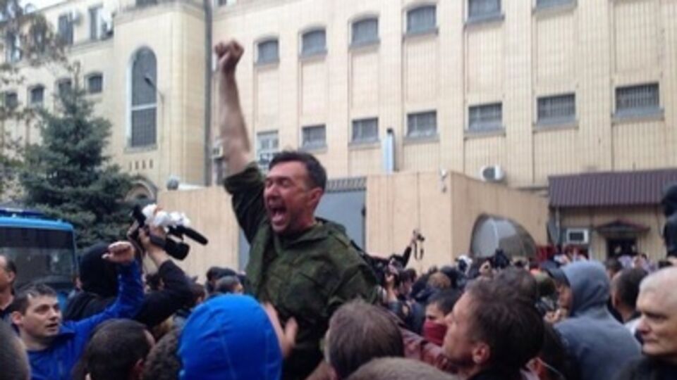 Пророссийские активисты штурмуют здание милиции