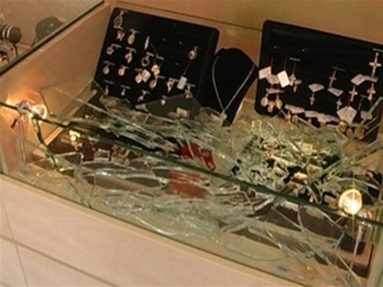 Преступники разбили окна магазина и украли ювелирные изделия из золота