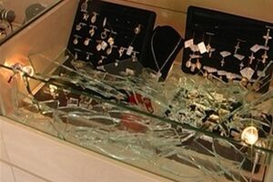 Преступники разбили окна магазина и украли ювелирные изделия из золота