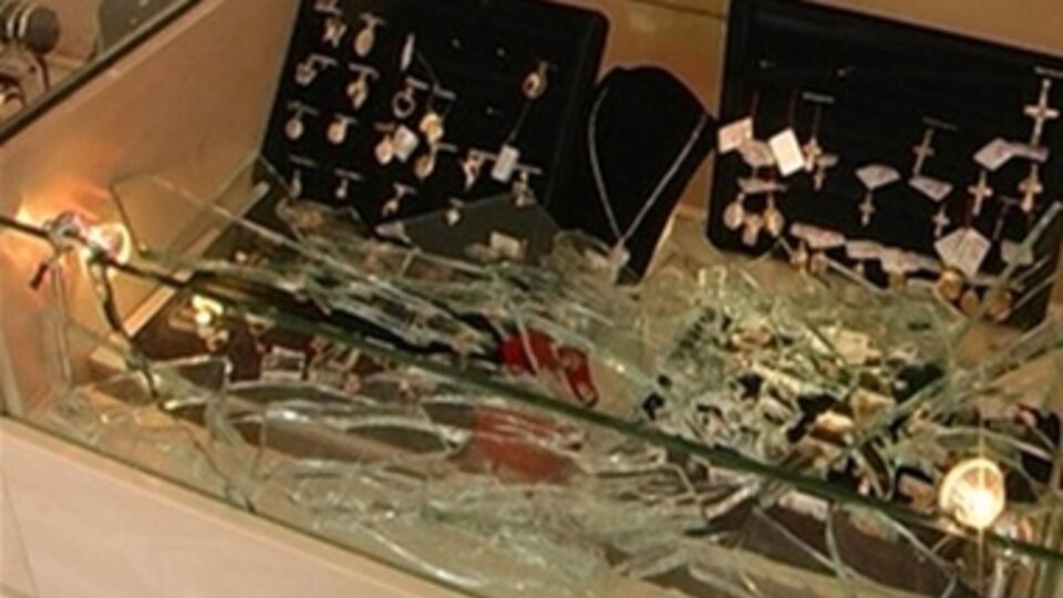 Преступники разбили окна магазина и украли ювелирные изделия из золота