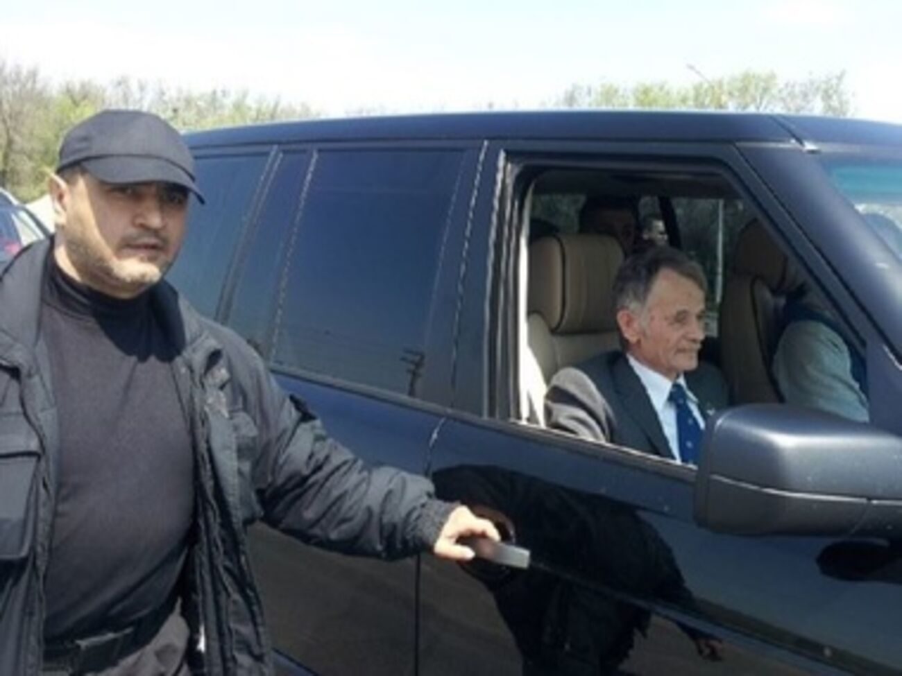 Из-за того, что Мустафу Джемилева не пустили в Крым, его соотечественники устроили акции протеста