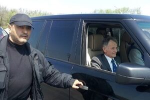 Из-за того, что Мустафу Джемилева не пустили в Крым, его соотечественники устроили акции протеста