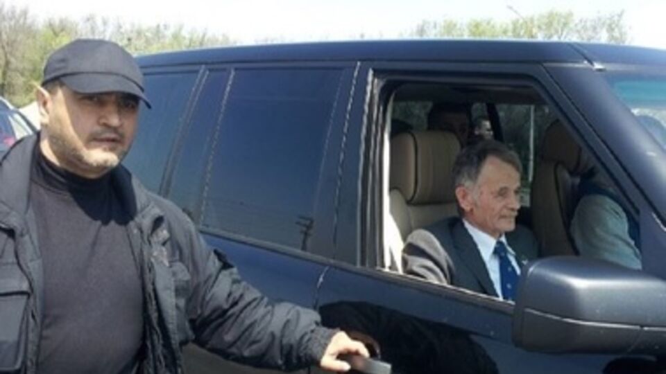 Из-за того, что Мустафу Джемилева не пустили в Крым, его соотечественники устроили акции протеста