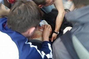 Оказание помощи пострадавшему во время беспорядков 2 мая в Одессе