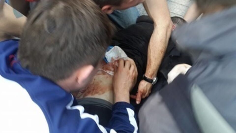 Оказание помощи пострадавшему во время беспорядков 2 мая в Одессе