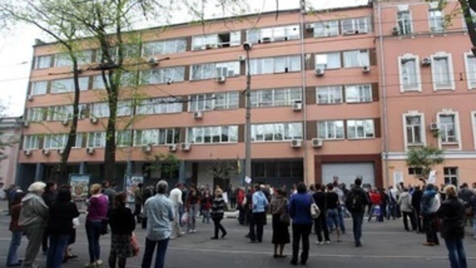 Возле областного управления МВД осталось около 200 активистов