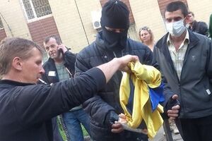 Сепаратисты сожгли флаги Украины