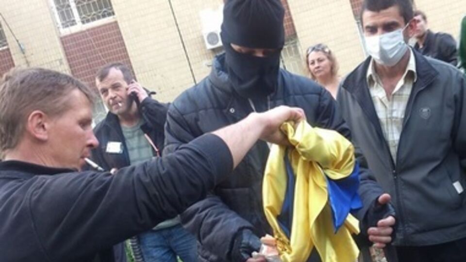 Сепаратисты сожгли флаги Украины