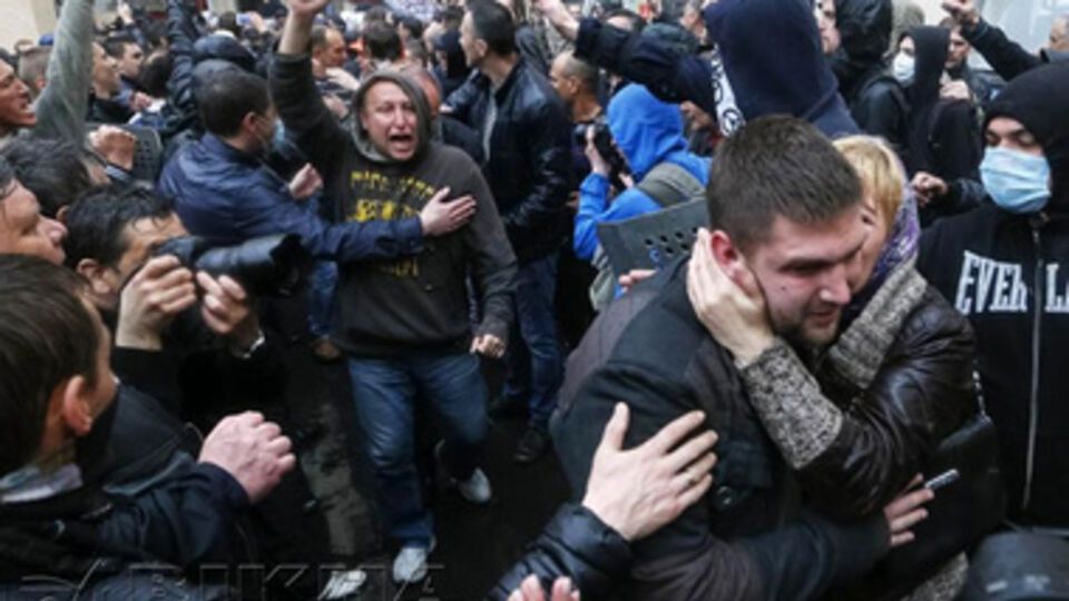 По требованию митингующих милиционеры отпустили задержанных участников беспорядков