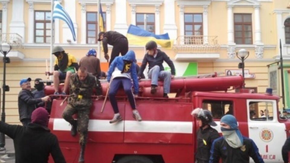 Во время столкновений 2 мая проукраинским активистам удалось захватить пожарную машину