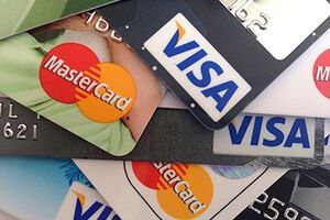 Visa и MasterCard заявили о приостановке обслуживания карт двух российских банков